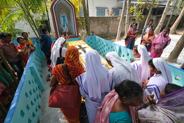 Oración Tumba Del Misionero Croata Padre Jesuita Ante Gabric Con —  Fotos de Stock