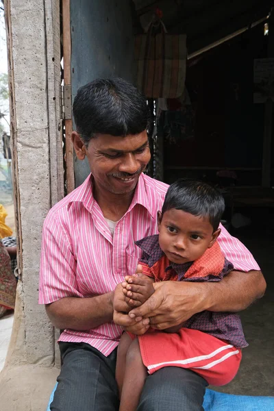 Otec Svým Synem Během Venkovní Mše Mitrapur Village West Bengal — Stock fotografie