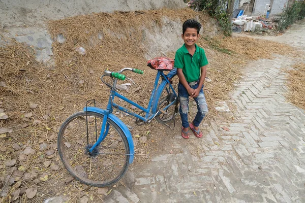 Portret Van Een Jongen Met Een Fiets Kumrokhali West Bengalen — Stockfoto