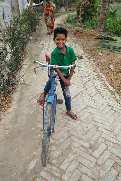Bisikletli Bir Çocuğun Portresi Kumrokhali Batı Bengal Hindistan — Stok fotoğraf
