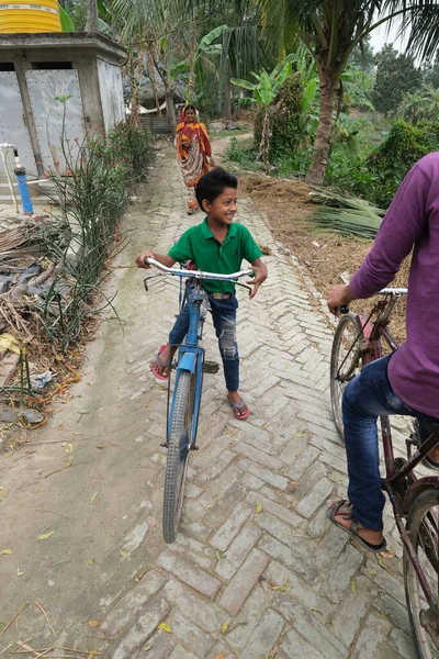 Bisikletli Bir Çocuğun Portresi Kumrokhali Batı Bengal Hindistan — Stok fotoğraf