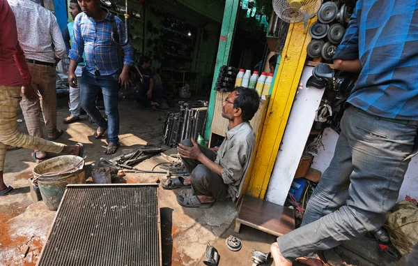 最も安い車の部品および付属品市場 インドのコルカタのMalick Bazar — ストック写真