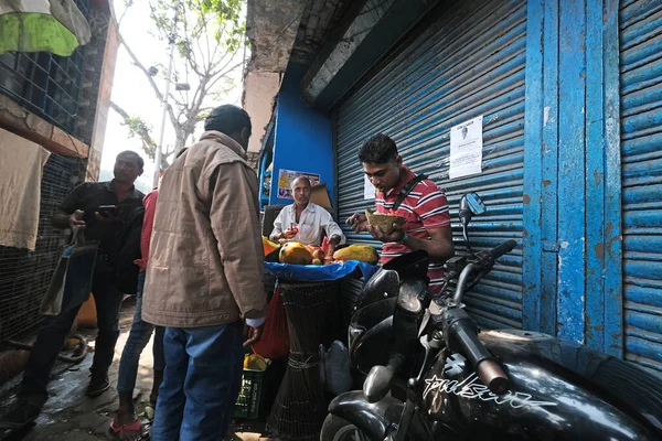 Street Trader Säljer Frukt Utomhus Kolkata Indien — Stockfoto