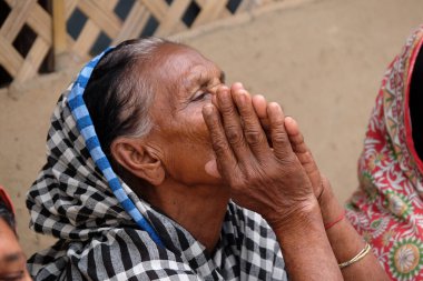 Batı Bengal, Hindistan 'da Mitrapur köyündeki açık hava ayininde bir kadının portresi