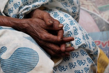Yaşlı bir Hintli kadının elleri, Kumrokhali, Batı Bengal, Hindistan