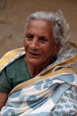 Batı Bengal, Hindistan 'da Mitrapur köyündeki açık hava ayininde bir kadının portresi