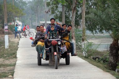 Batı Bengal, Kumrokhali 'de yolcu taşıyan üç tekerlekli Hint arabası.