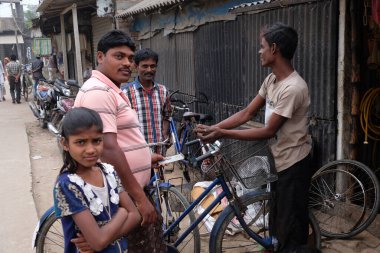 Bisiklet tamir atölyesinde tamirci Kumrokhali, Batı Bengal