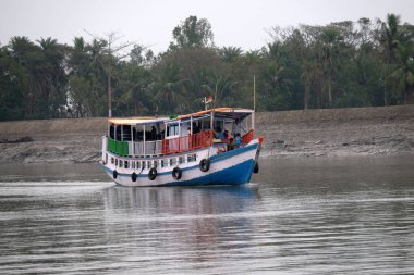 Turist tekneleri Sundarbans, Batı Bengal, Hindistan 'da gezi gezilerine başlıyorlar.