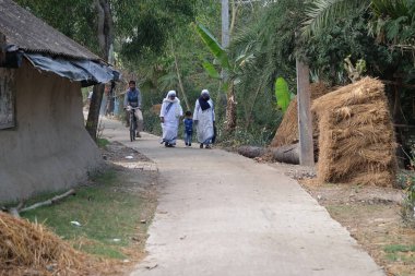 Hayırsever misyonerler - Rahibe Teresa rahibeleri Chunakhali, Batı Bengal, Hindistan 'da bebekle yürür.