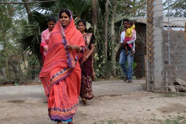 İnananlar, Hindistan 'ın Batı Bengal kasabasındaki Chunakhali köyündeki kiliseye gelir.