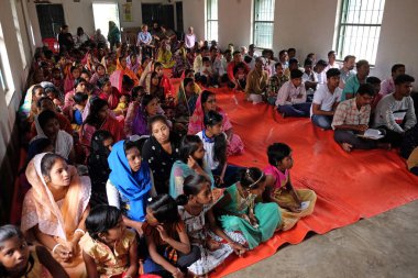 Chunakhali, Batı Bengal, Hindistan 'da bir kilisede ayin.