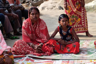 Anne kızıyla birlikte Mitrapur köyü, Batı Bengal, Hindistan 'da bir açık hava ayininde.