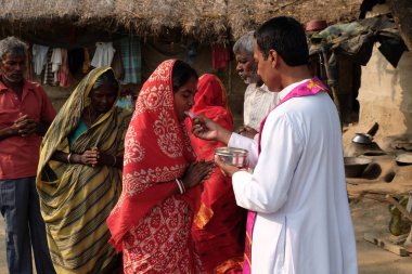 Batı Bengal, Hindistan 'daki Mitrapur köyünde düzenlenen bir açık hava ayini sırasında inançlı Katolikler