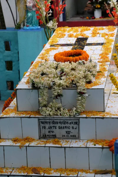 在印度西孟加拉邦Kumrokhali 一名克罗地亚传教士 耶稣会神父Ante Gabric的坟墓 在他105岁生日时被装饰 — 图库照片