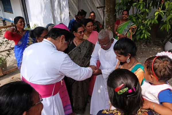信徒们欢迎主教来到印度西孟加拉邦Kumrokhali的Lourdes教堂圣母面前 — 图库照片
