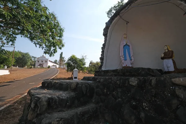 Vår Lady Lourdes Grotta Framför Blaise Katolska Kyrkan Gandaulim Goa — Stockfoto