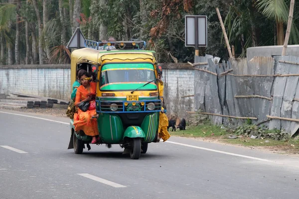 Indian Trehjuling Tuk Tuk Rickshaw Transporterar Passagerare Kumrokhali Västbengalen — Stockfoto