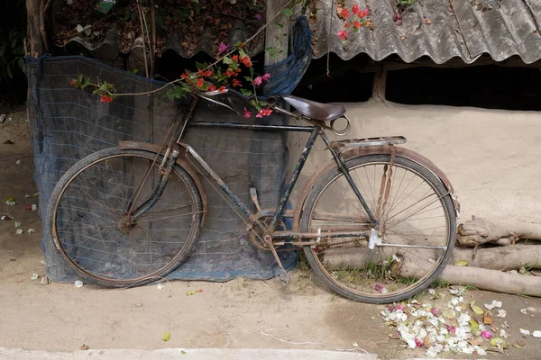 Cykel Lutad Vägg Kumrokhali Västbengalen Indien — Stockfoto