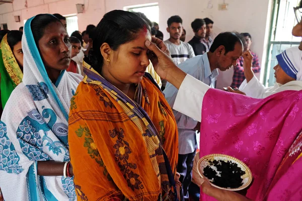 Празднование Среды Ясеня Католической Церкви Чунахали Западная Бенгалия Индия — стоковое фото