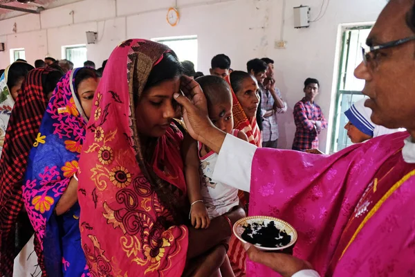 在印度西孟加拉邦Chunakhali的一个天主教教堂举行的灰星期三庆祝活动 — 图库照片
