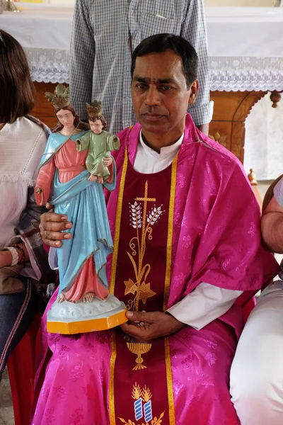 Prêtre Tient Une Statue Vierge Marie Avec Enfant Jésus Église — Photo
