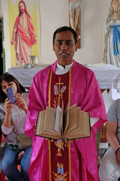 Ιερέας Κατέχει Την Μισάλ Καθολική Εκκλησία Στο Τσουνακάλι Της Δυτικής — Φωτογραφία Αρχείου