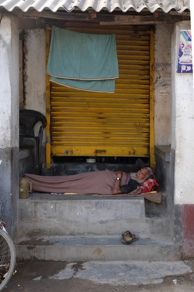 Uomo Dorme Davanti Suo Negozio Nel Villaggio Chunakhali Nel Bengala — Foto Stock