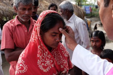 Batı Bengal, Hindistan 'daki Mitrapur köyünde çarşamba günü kül kutlaması.