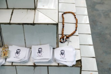 Hırvat misyonerler Cizvit Peder Ante Gabric 'un Kumrokhali, Batı Bengal, Hindistan' daki mezarı için dini eşyalar kutsanmayı bekliyor.