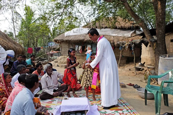Wierni Katolicy Podczas Mszy Świeżym Powietrzu Wiosce Mitrapur Bengal Zachodni — Zdjęcie stockowe
