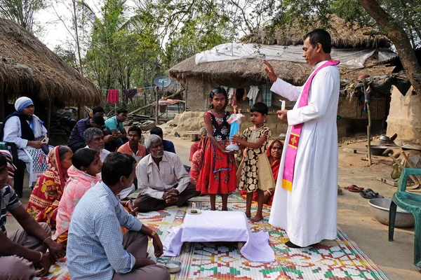 印度西孟加拉邦Mitrapur村的一次户外弥撒期间 虔诚的天主教徒 — 图库照片