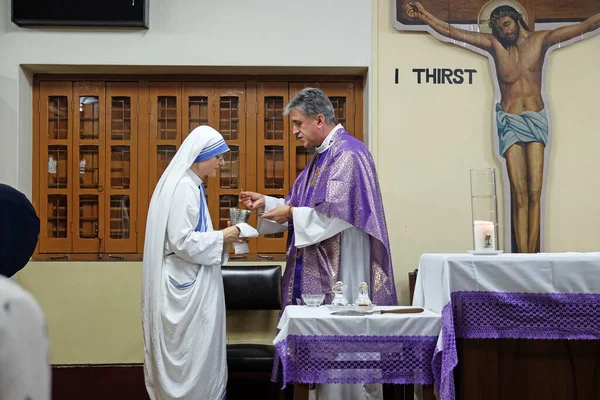 Kolkata Hindistan Daki Annemin Evinde Rahibe Teresa Nın Mezarında Ayin — Stok fotoğraf