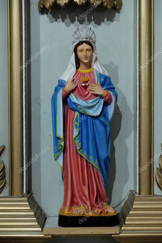 El Inmaculado Corazón de María, una estatua en la catedral católica del