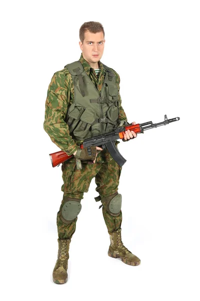 Militar serviceman com rifle no branco — Fotografia de Stock