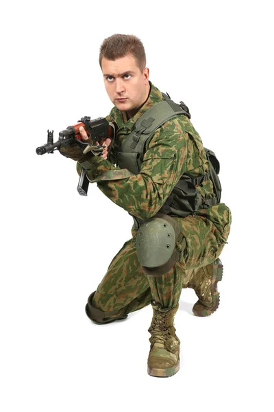 Militar serviceman com rifle no branco — Fotografia de Stock
