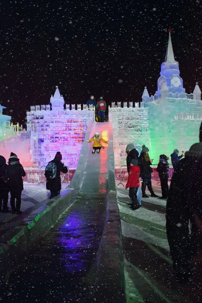 Moskova'da Poklonnaya tepe üzerinde gösterilen buz rakamlar. Noel ve Ne — Stok fotoğraf