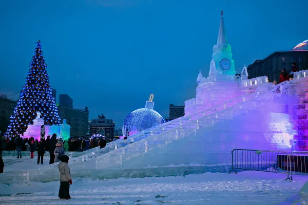 Moskova'da Poklonnaya tepe üzerinde gösterilen buz rakamlar. Noel ve Ne