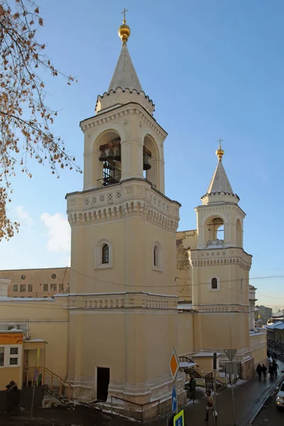 Visa Ivanovsky klostret, bell tornen på Zabelin Street — Stockfoto