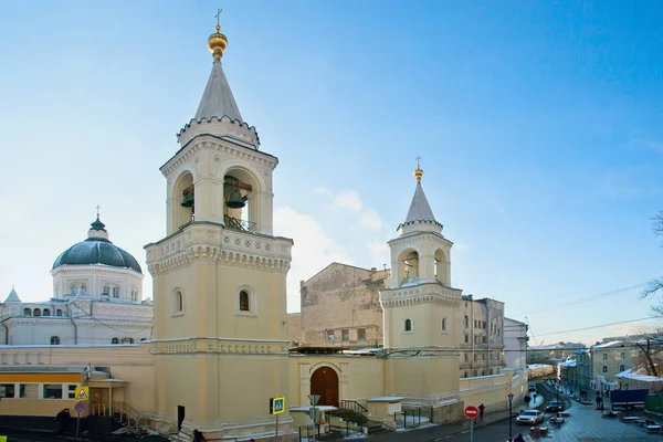 Visa gamla Ivanovsky kloster, klocktorn och kupolen på — Stockfoto