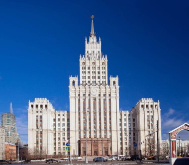 Moskova, Rusya - 22 Ocak 2017: Stalin gökdelen kırmızı kapısı, Moskova'nın meydanında.