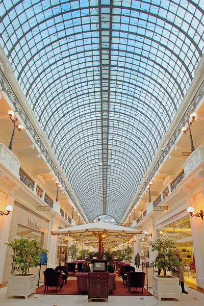 Tienda interior "Petrovsky passage". Hermoso techo de cristal — Foto de Stock