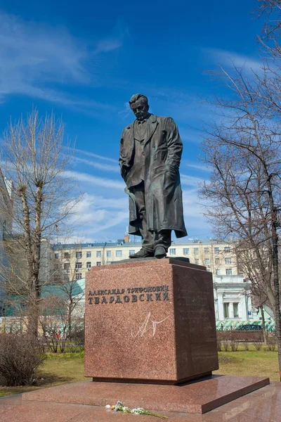 诗人和作家 Alexander Tvardovsky 在莫斯科的纪念碑. — 图库照片