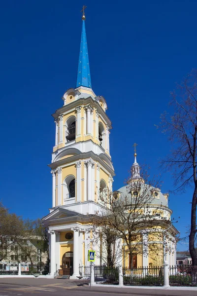 A takarmányborsó Moszkvában a Mennybemenetel-templom — Stock Fotó