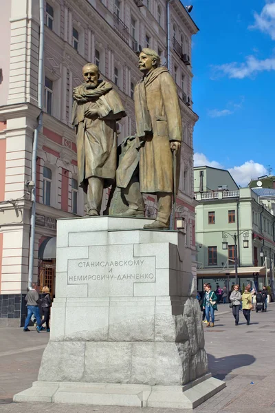 Monumento a Stanislavsky y Nemirovich-Danchenko en Moscú —  Fotos de Stock