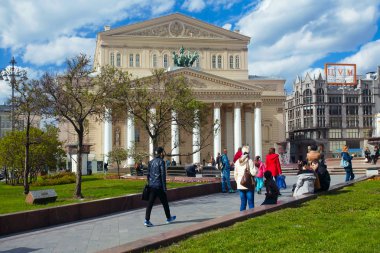  Moskova'da Bolşoy tiyatro binasında insanlar