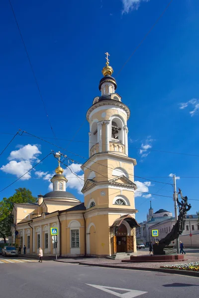 Kyrkan av Födelsekyrkan jungfru i Kulishki. Street Sol — Stockfoto