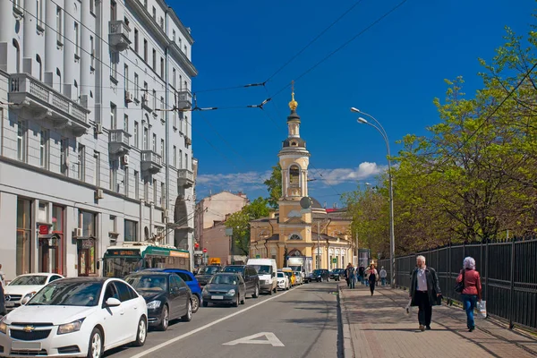 Rua antiga Solyanka e a Igreja da Natividade na histórica — Fotografia de Stock
