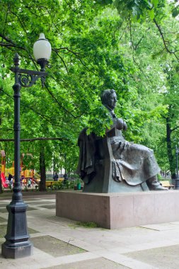 Ivan Krilov Moskova'da yaz bahçesinde anıt