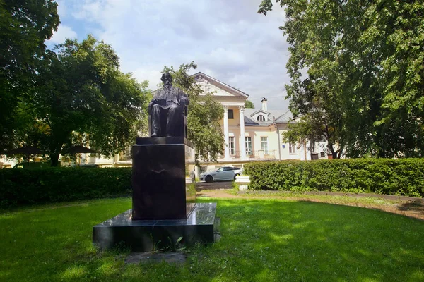 Monumen untuk penulis Rusia Lev Tolstoy di Moskow — Stok Foto